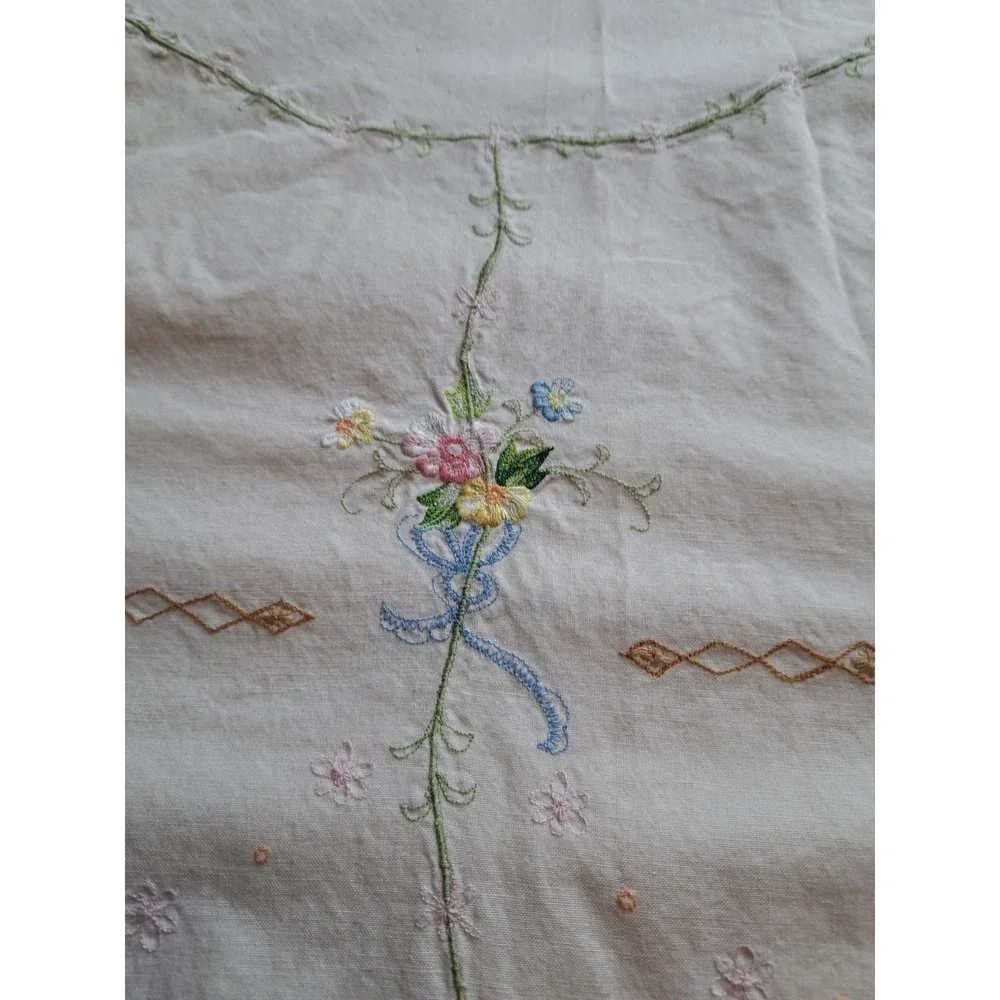 VTG Cotton Ivory Embroidered Oval Tablecloth 92 X 61 Inches